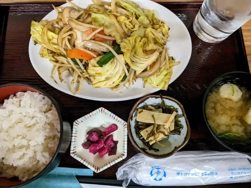 サウナ&カプセル キュア国分町の肉野菜炒め定食
